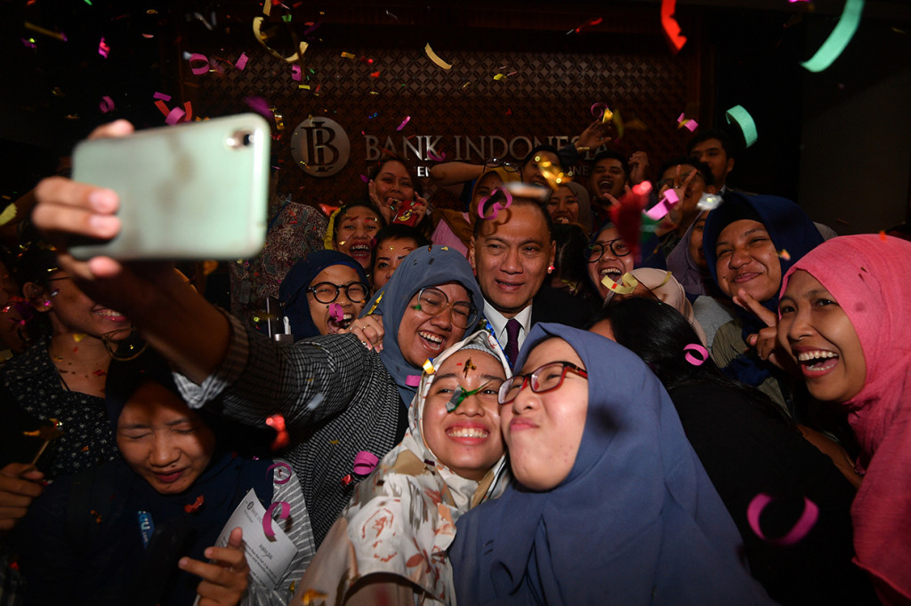 Gubernur Bank Indonesia (BI) Agus Martowardojo mendapat kejutan dari para jurnalis seusai konferensi pers hasil Rapat dewan Gubernur (RDG) di Gedung BI, Jakarta.