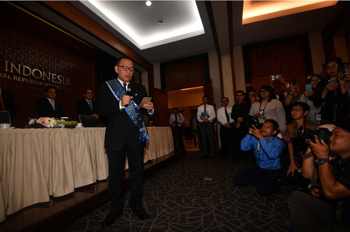 Dalam RDG terakhir bagi Agus Martowardojo sebelum masa tugasnya selesai pada 24 Mei 2018 tersebut para wartawan memberikan apresiasi dan penghargaan kepadanya.
