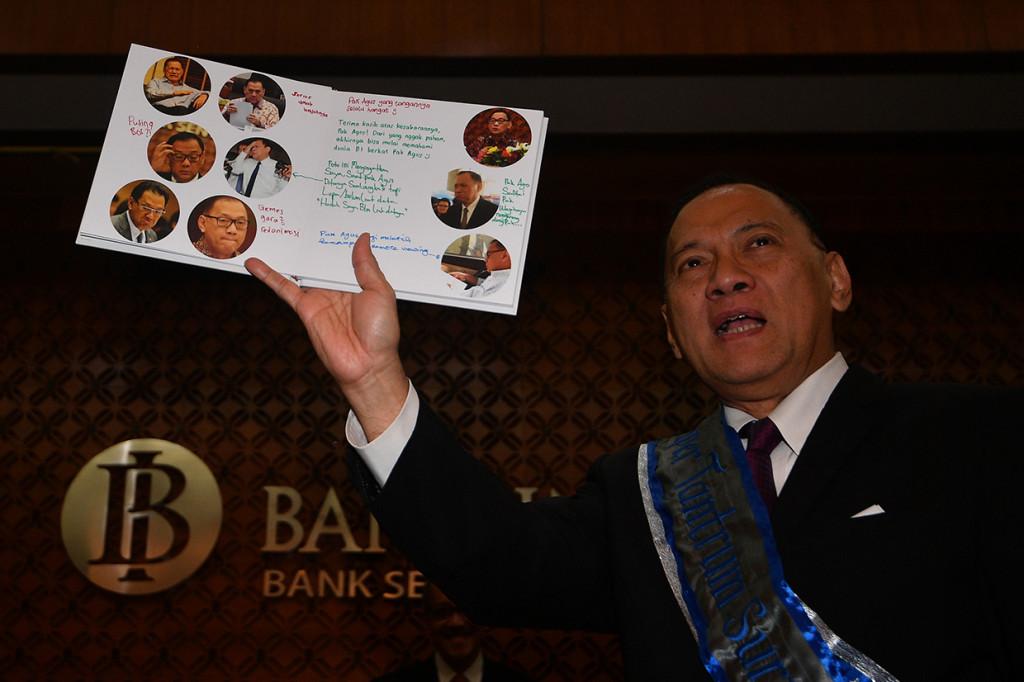 Di acara perpisahan ini, Agus juga medapatkan tiga buah bunga berwarna pink, album foto yang berisikan beragam ekspresi wajahnya saat menjabat sebagai gubernur BI, dan juga surat yang berisikan pesan-pesan para pewarta yang selama ini meliput setiap kegiatannya. 