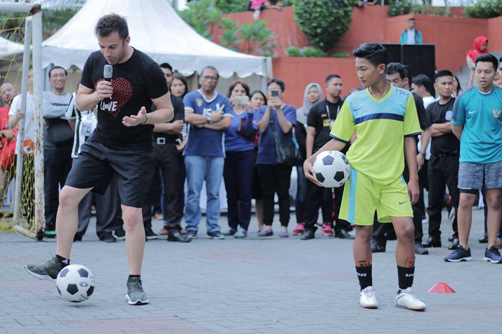 Mantan pesepakbola Juventus dan timnas Italia Alessandro Del Piero memberikan materi teknik sepak bola kepada peserta coaching clinic di Medan, Sumatera Utara, Kamis, 17 Mei 2018.