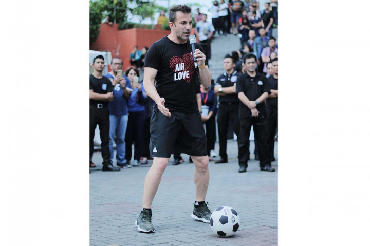 Mantan pemain Juventus tersebut datang ke Medan, salah satunya untuk mencari pemain berbakat untuk dibina menjadi pemain profesional di Belgia. Pencarian pemain berbakat ini sebelumnya telah di lakukan di Papua dan Maluku. Tidak hanya itu ia juga selama dua hari akan menjalani sejumlah kegiatan, seperti coaching clinic, talent scouting, fun football, meet and greet, dan fund raising for Sinabung.