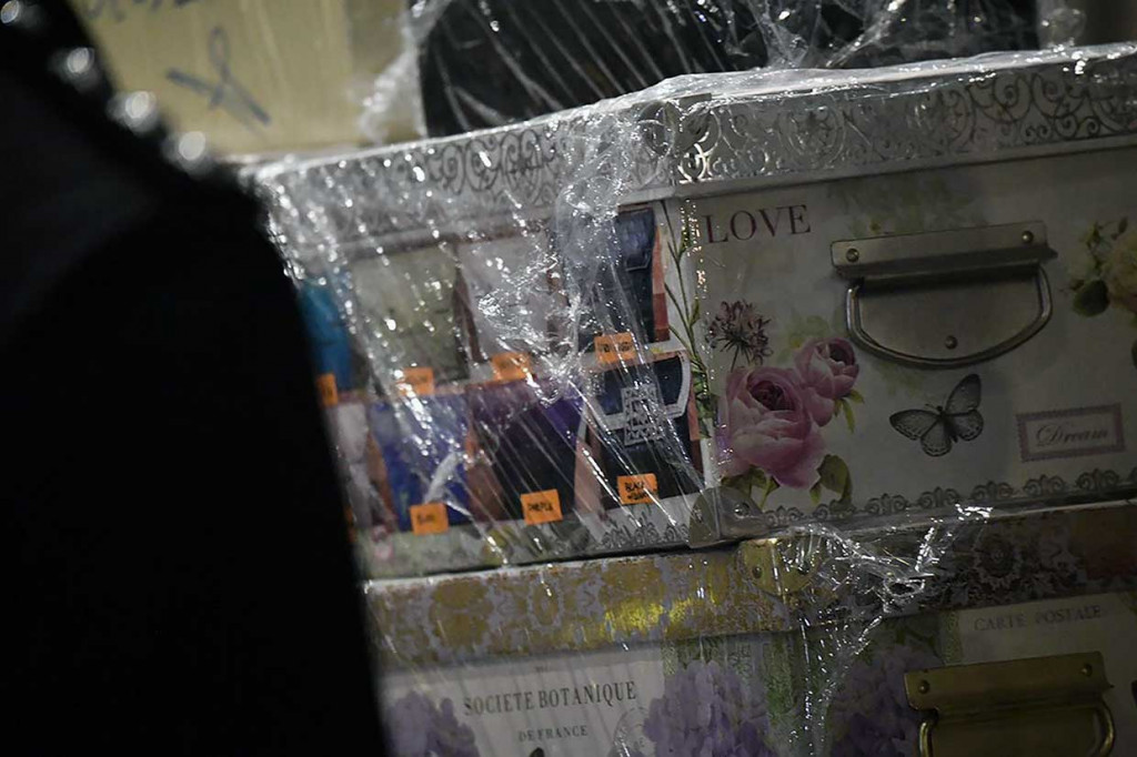 Amar Singh, kepala polisi unit investigasi kejahatan komersial Malaysia, mengatakan barang-barang yang disita termasuk tas Hermes, Birkin, dan tas Louis Vuitton. 