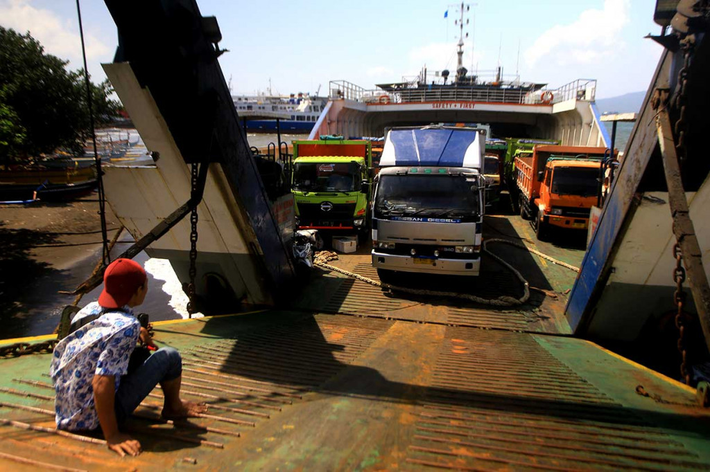 Pemilik mengecek kendaraannya yang berada di dalam KMP Labitra Adinda yang terbakar di Selat Bali, Ketapang, Banyuwangi, Jawa Timur, Jumat, 18 Mei 2018.