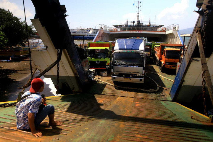 Pemilik mengecek kendaraannya yang berada di dalam KMP Labitra Adinda yang terbakar di Selat Bali, Ketapang, Banyuwangi, Jawa Timur, Jumat, 18 Mei 2018.