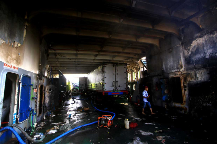 Proses evakuasi muatan KMP Labitra Adinda yang terbakar pada Kamis, 17 Mei 2018 itu, terkendala banyaknya air yang masuk ke dalam kapal sehingga menunggu proses penyedotan selesai.