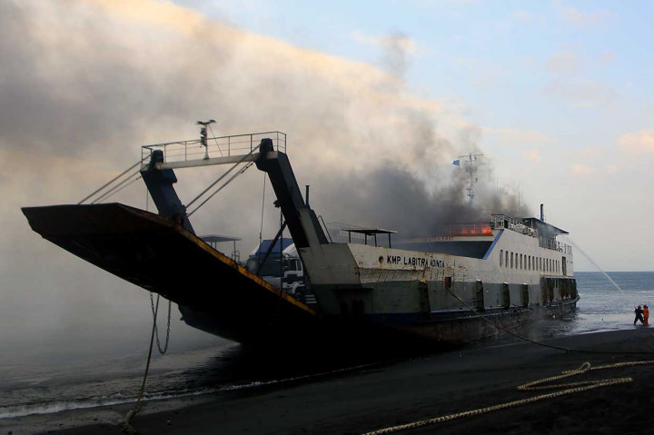 KMP Labrita Adinda dari Pelabuhan Gilimanuk, Bali, menuju Pelabuhan Ketapang, Banyuwangi, terbakar di perairan Selat Bali pada Kamis sekitar pukul 14.30 WIB. Kapal tersebut membawa 18 penumpang, dua kendaraan roda dua dan 11 kendaraan roda empat. Tidak ada korban jiwa akibat kejadian tersebut.