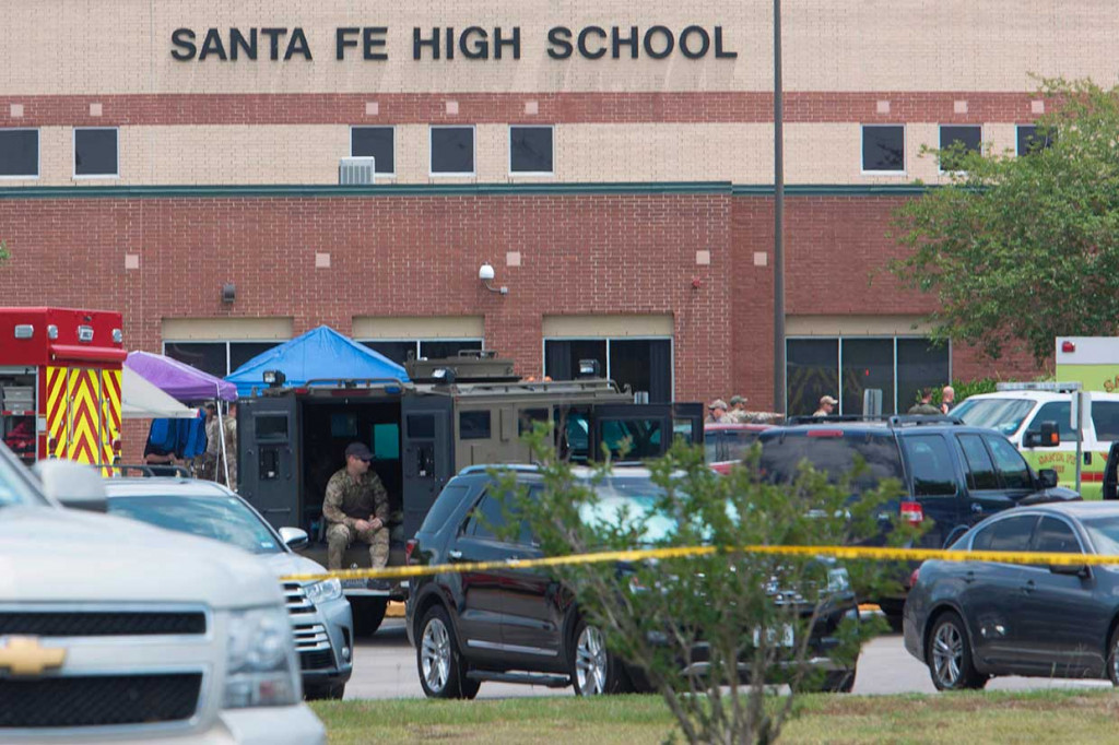 Polisi melakukan penyisiran di gedung sekolah Santa Fe High School, Texas, pascapenembakan brutal yang mengakibatkan 10 orang tewas dan beberapa lainnya luka-luka, Jumat, 18 Mei 2018 waktu setempat.