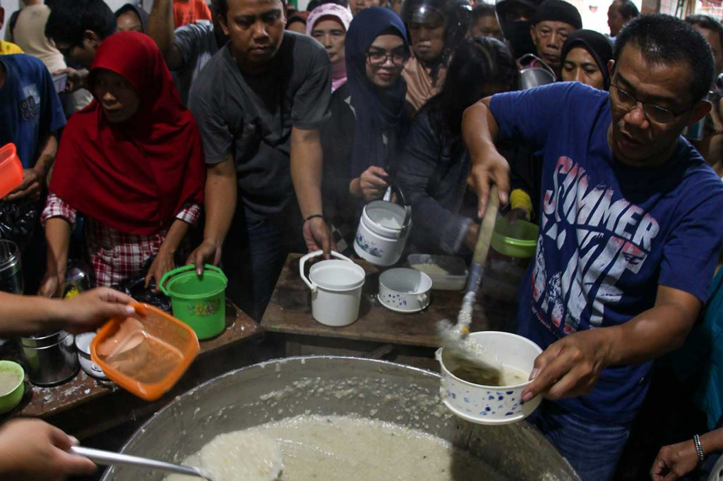Di Masjid Darussalam Jayengan, Serengan, Solo, setiap Ramadan selalu membagikan takjil (makanan untuk berbuka puasa) berupa bubur samin. ANTARA/Maulana Surya