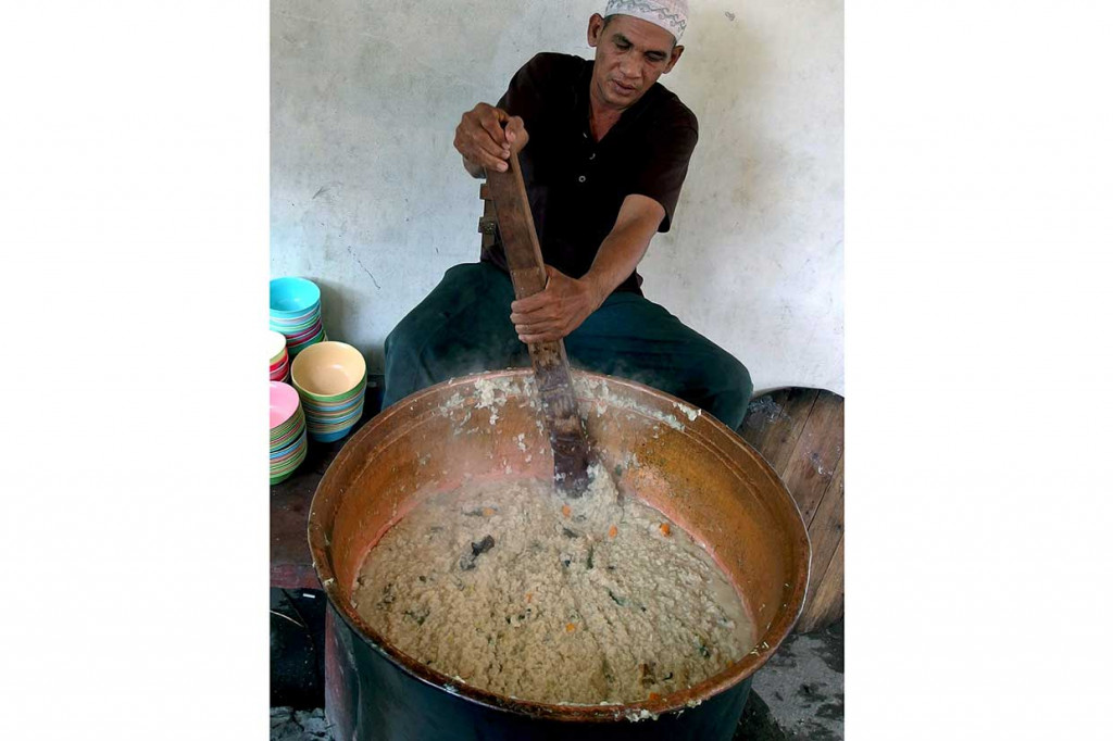 Bubur dimasak menggunakan kuali dari tembaga dengan kayu bakar, sementara bumbu yang digunakan adalah rempah-rempah, seperti jahe, kayu manis, serai, dan daun salam. ANTARA/R Rekotomo