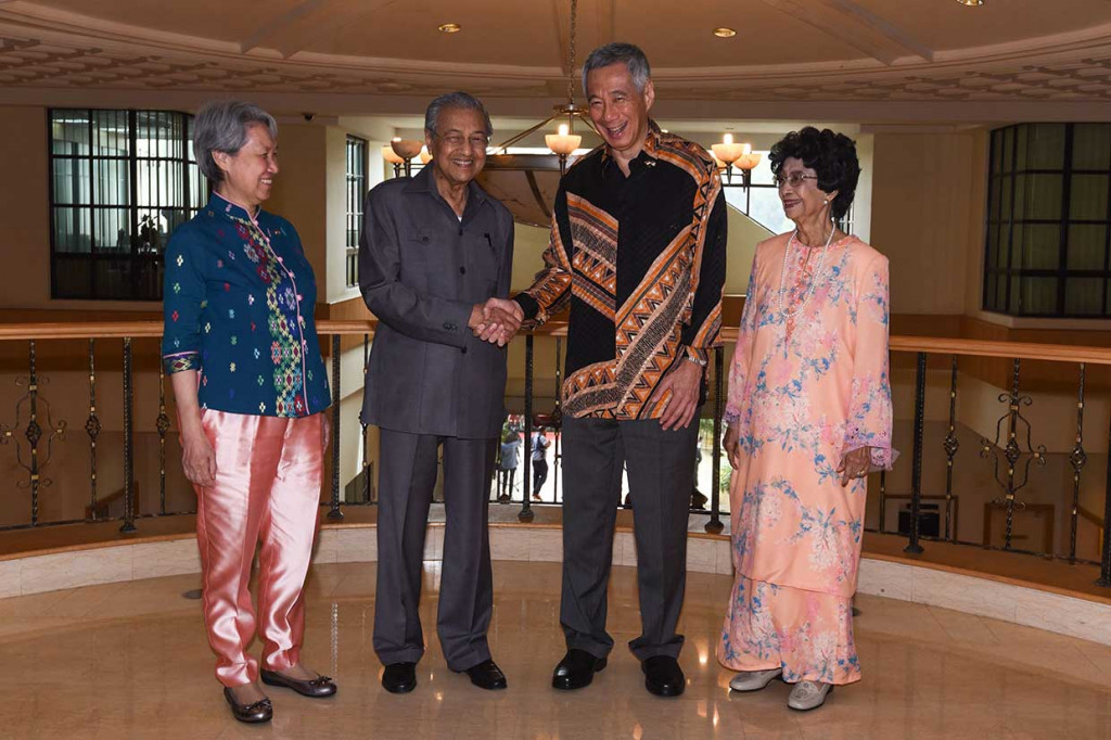 PM Malaysia Mahathir Mohamad (kedua kiri) didampingi istrinya Siti Hasmah Mohamad Ali (kanan) menerima kunjungan PM Singapura Lee Hsien Loong (kedua kanan) dan istri Ho Ching di Yayasan Kepimpinan Perdana (YKP) Putrajaya, Malaysia, Sabtu, 19 Mei 2018.