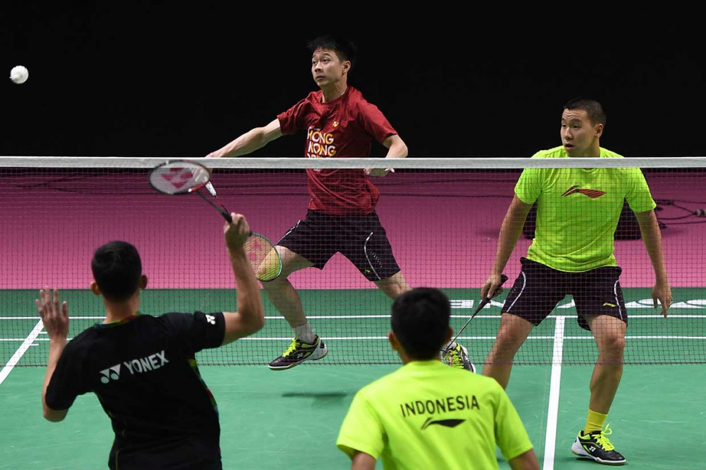 Pebulu tangkis ganda putra Indonesia Kevin Sanjaya Sukamuljo (kiri) dan Marcus Fernaldi Gideon (kanan) mengembalikan kok ke arah lawan Rian Ardianto dan Muhammad Fajar saat sesi latihan jelang Piala Thomas 2018 di Impact Arena, Bangkok, Thailand, Sabtu, 19 Mei 2018.