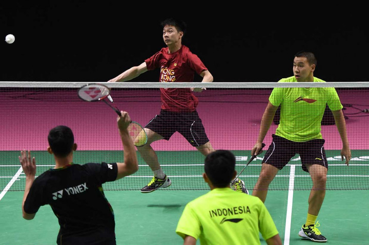Pebulu tangkis ganda putra Indonesia Kevin Sanjaya Sukamuljo (kiri) dan Marcus Fernaldi Gideon (kanan) mengembalikan kok ke arah lawan Rian Ardianto dan Muhammad Fajar saat sesi latihan jelang Piala Thomas 2018 di Impact Arena, Bangkok, Thailand, Sabtu, 19 Mei 2018.