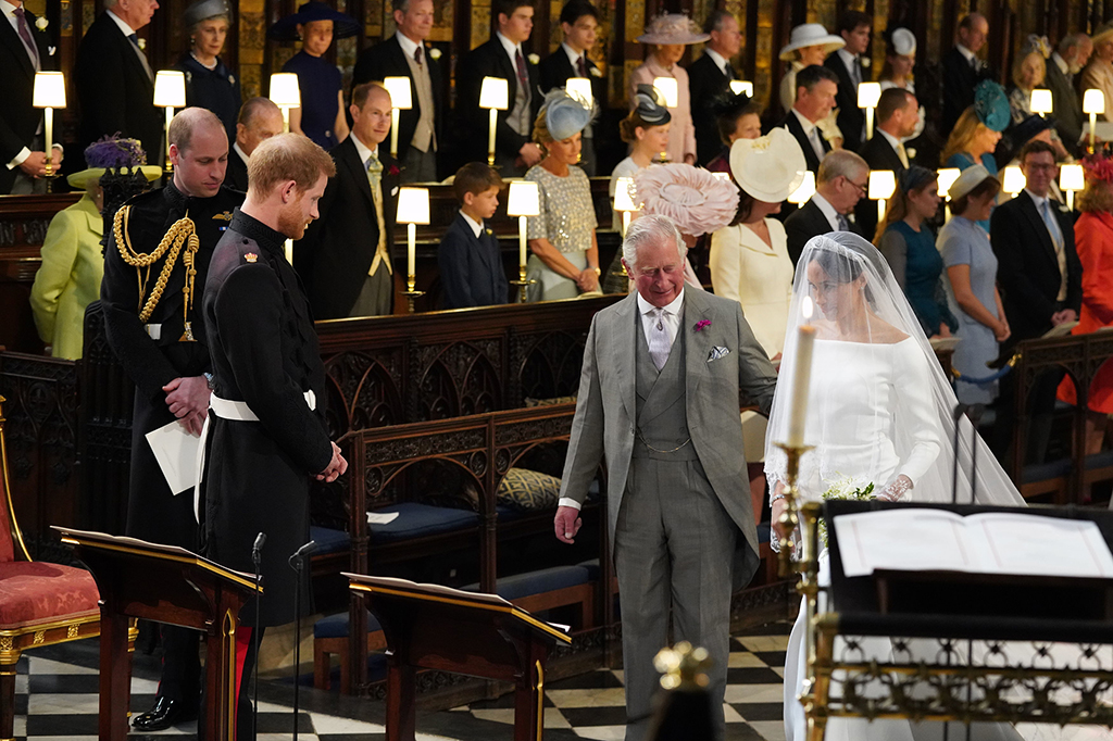 Disaksikan sekitar 600 tamu undangan yang hadir di Kapel St George's, Meghan berjalan menuju altar seorang diri setelah ayah kandungnya berhalangan hadir karena masalah kesehatan. AFP PHOTO / POOL / Jonathan Brady