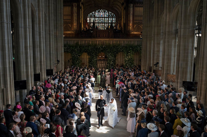 Pangeran Charles, menyambut Meghan dan mendampinginya hingga ke altar. AFP PHOTO / POOL / Dominic Lipinski