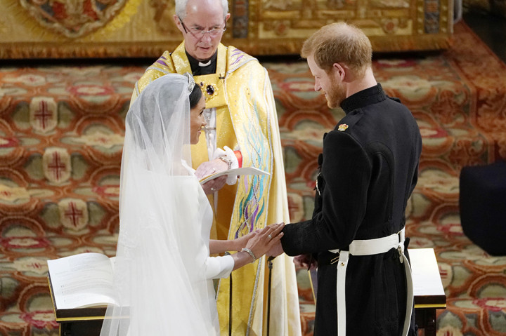 Harry dan Meghan mengenakan cincin kawin rancangan Cleave and Company. Cincin Meghan terbuat dari sepotong Welsh Gold atau emas Welsh yang diberikan oleh nenek Pangeran Harry, Ratu Elizabeth II. AFP PHOTO / POOL / OWEN HUMPHREYS