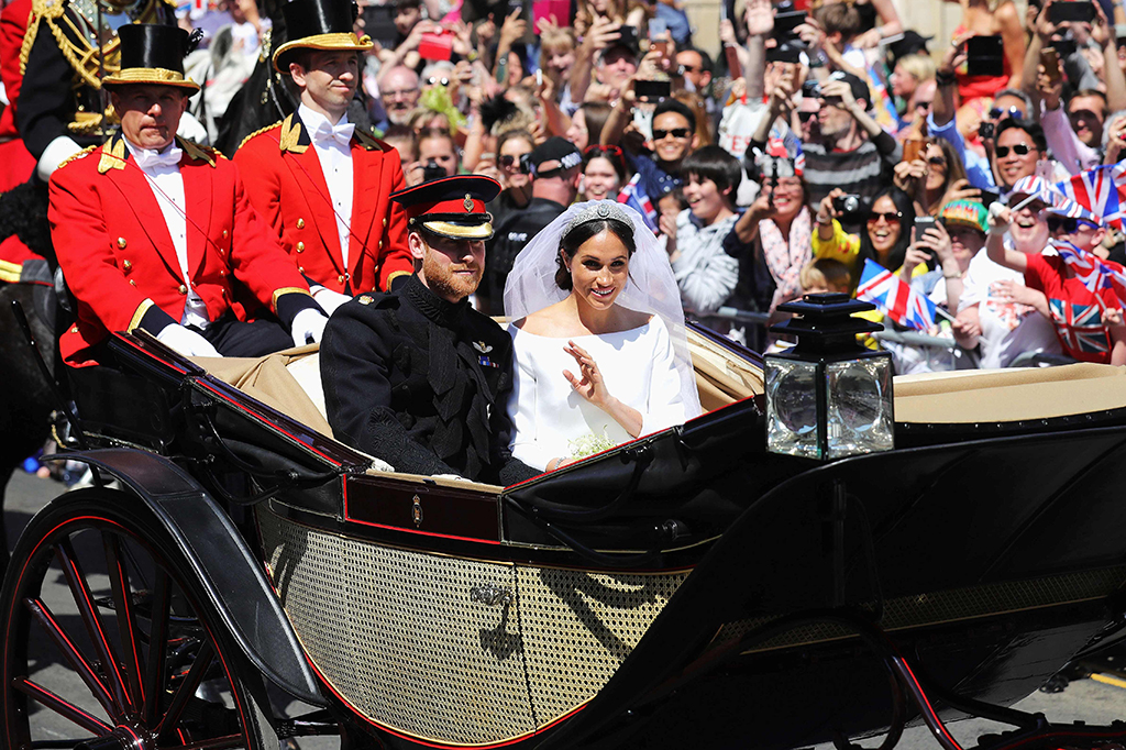 Meghan Markle tampil memesona dengan balutan gaun pengantin putih rancangan desainer Clare Waight Keller dari Givenchy. Dan Harry tampil dengan seragam militer miliknya yaitu Household Cavalry. AFP PHOTO / POOL / Christopher Furlong