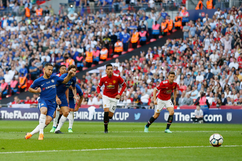 Gol kemenangan The Blues dicetak Eden Hazard dari titik putih. AFP/IAN KINGTON 