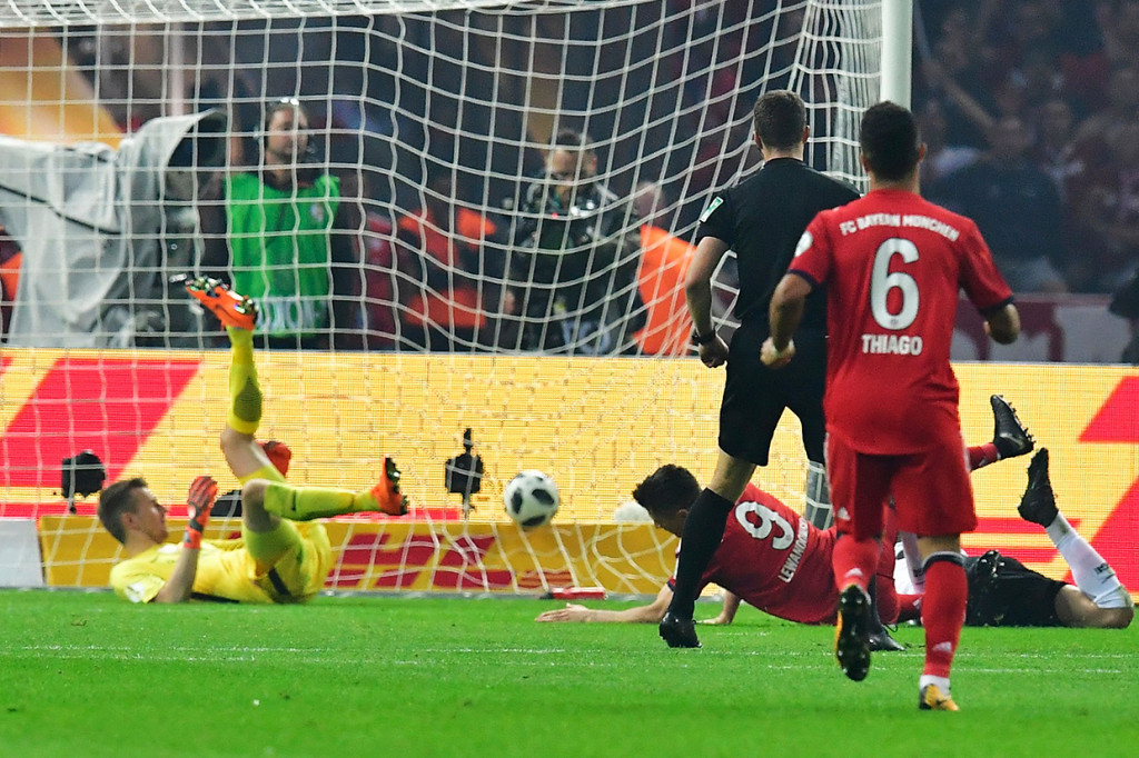 Bayern baru bisa menyamakan kedudukan di awal babak kedua. Gol penyeimbang dicetak Robert Lewandowski di menit 53 menyambut umpan Joshua Kimmich. AFP/TOBIAS SCHWARZ