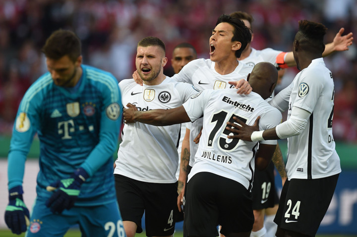 Bayern malah kembali tertinggal di menit 82. Rebic kembali sukses menjebol gawang Bayern sekaligus mengubah skor menjadi 2-1. AFP/CHRISTOF STACHE
