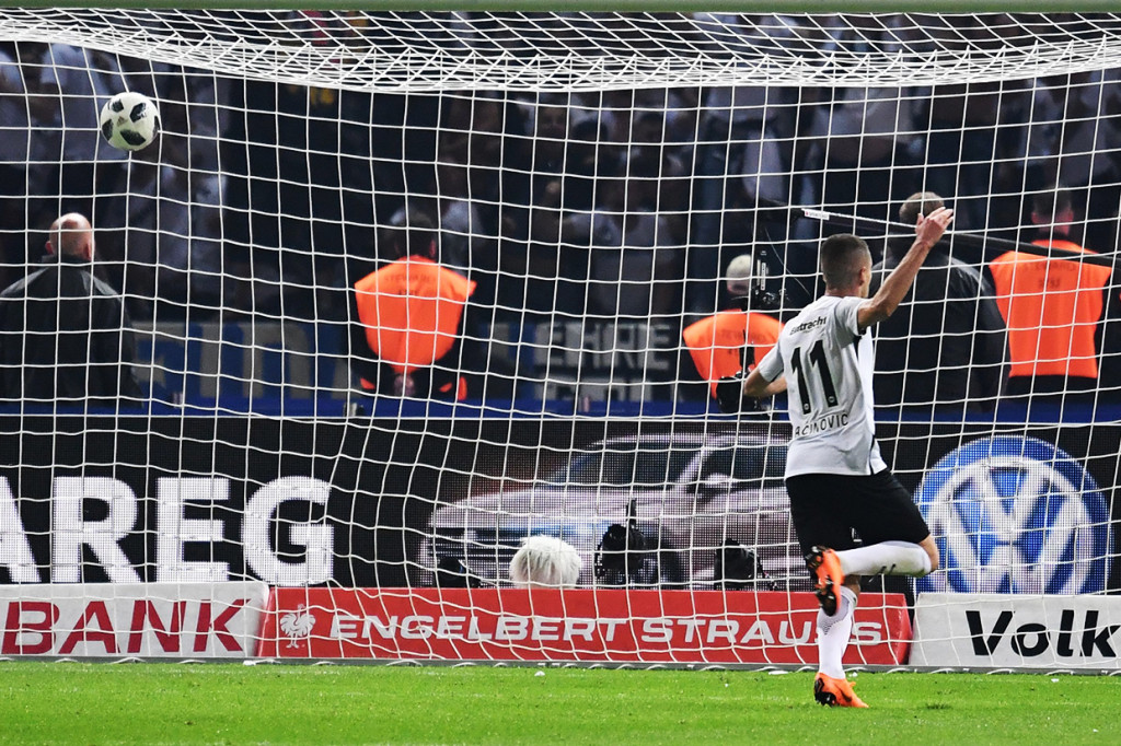 Tampil menyerang total demi menyamakan kedudukan, Bayern malah kebobolan lagi di menit 90+6. Kali ini gol dicetak Mijat Gacinovic. Frankfurt menang 3-1. AFP/ARNE DEDERT