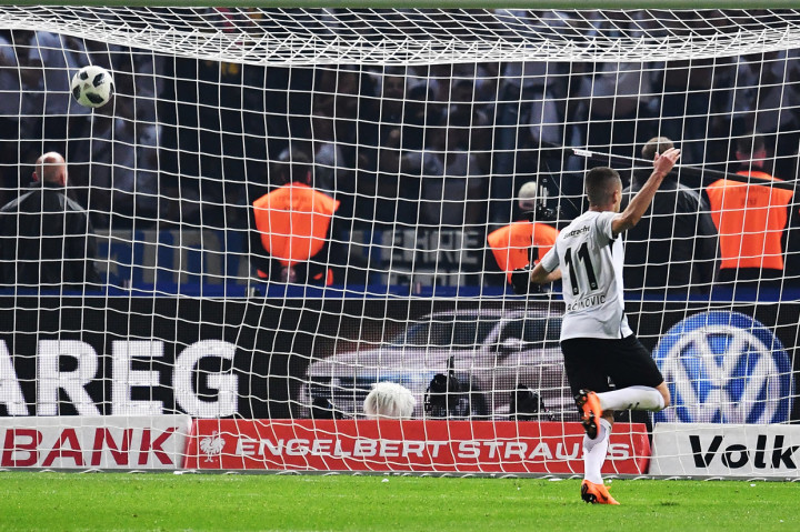 Tampil menyerang total demi menyamakan kedudukan, Bayern malah kebobolan lagi di menit 90+6. Kali ini gol dicetak Mijat Gacinovic. Frankfurt menang 3-1. AFP/ARNE DEDERT