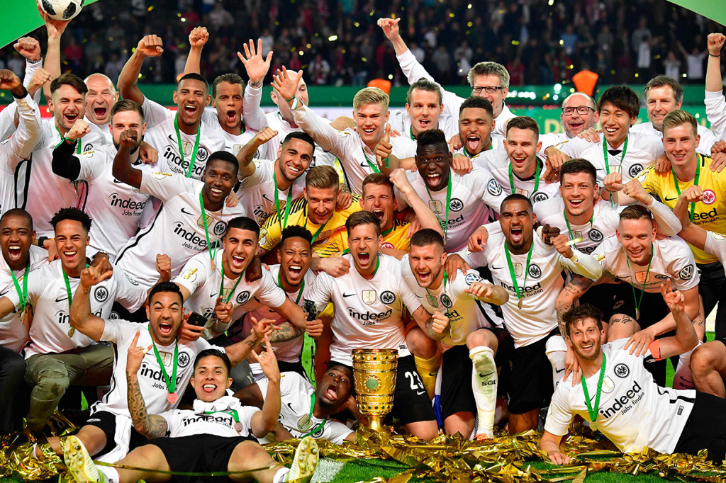 Ini jadi gelar DFB-Pokal kelima untuk Frankfurt. Sebelum memenanginya tahun ini, Frankfurt terakhir kali jadi juara pada 1988. AFP/TOBIAS SCHWARZ
