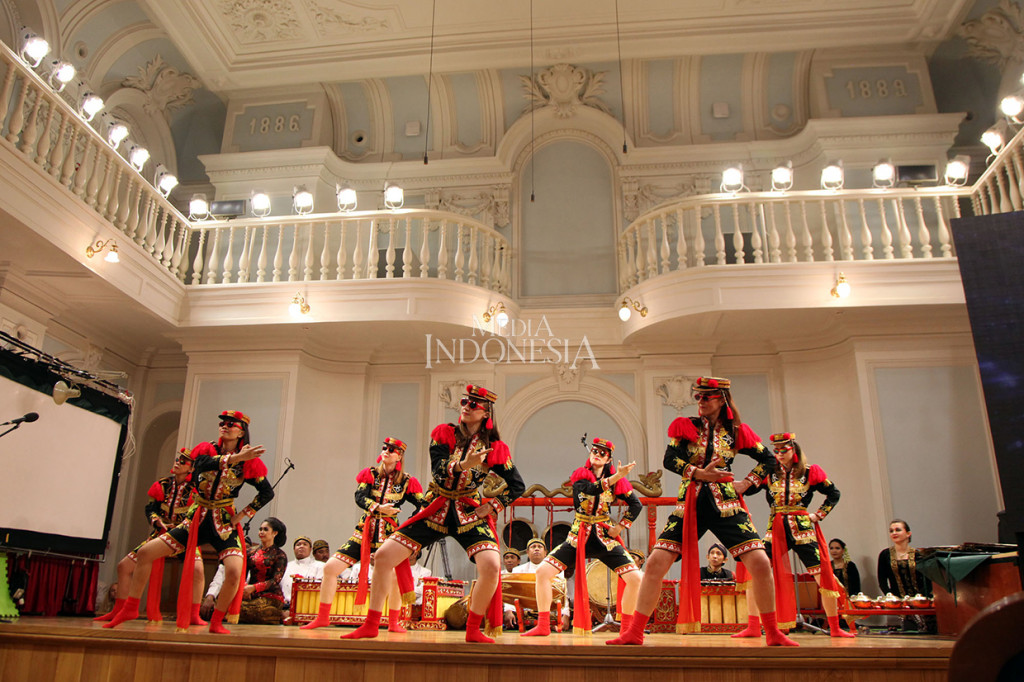 Enam Warga Rusia dan satu Warga Indonesia yang tergabung dalam Tim Kesenian KBRI Moskow membawakan tari Angguk Kreasi pada rangkaian Pergelaran Budaya Indonesia di Tchaikovsky Conservatory, Moksow, Rusia.
