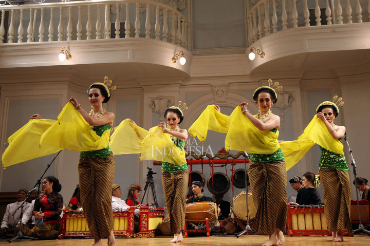 Warga Rusia yang tergabung dalam Tim Kesenian KBRI Moskow membawakan tari Gambyong pada rangkaian Pergelaran Budaya Indonesia di Tchaikovsky Conservatory, Moksow, Rusia.