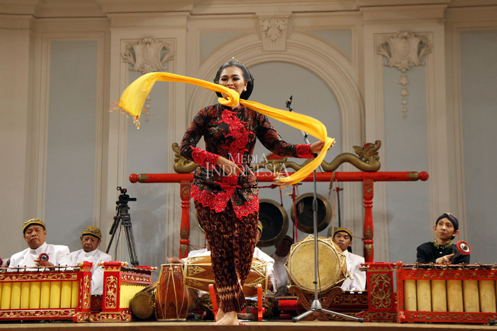 Penari Tim Kesenian Amardi Budaya Dadi Indah (ABDI) membawakan tarian Lengger Banyumasan pada rangkaian Pergelaran Budaya Indonesia di Tchaikovsky Conservatory, Moksow, Rusia.

