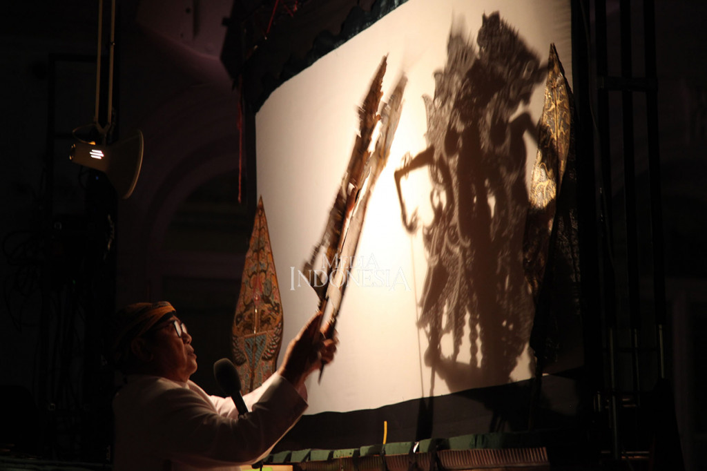 Dalang Ki Anom Suroto mementaskan lakon wayang kulit 'Rahwana Gugur' pada Pergelaran Budaya Indonesia di Tchaikovsky Conservatory, Moksow, Rusia.
