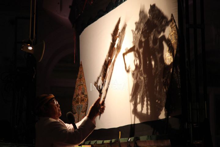 Dalang Ki Anom Suroto mementaskan lakon wayang kulit 'Rahwana Gugur' pada Pergelaran Budaya Indonesia di Tchaikovsky Conservatory, Moksow, Rusia.
