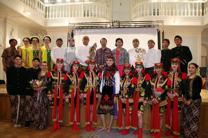 Duta Besar RI untuk Rusia dan Belarus M Wahid Supriyadi (keenam dari kanan beserta istri, berfoto bersama Tim Kesenian KBRI Moskow dan Tim Kesenian Amardi Budaya Dadi Indah (ABDI) berfoto seusai Pergelaran Budaya Indonesia di Tchaikovsky Conservatory, Moksow.


