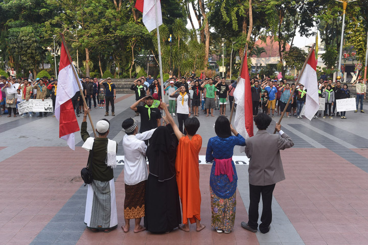 Mahasiswa dari berbagai organisasi pencinta alam se Jawa Timur serta masyarakat mengikuti upacara memperingati Hari Kebangkitan Nasional di Taman Bungkul, Surabaya, Jawa Timur.