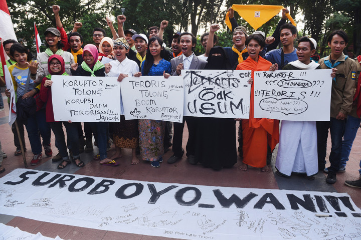 Di akhir acara, mereka membentangkan spanduk untuk sama-sama menandatangani petisi menolak eksistensi teroris dan koruptor di NKRI.