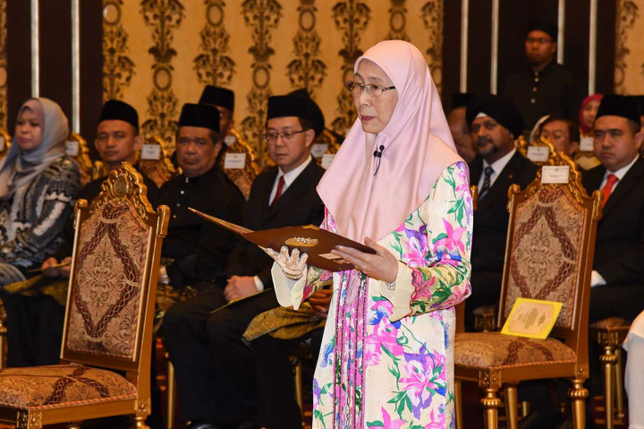 Dr. Wan Azizah Wan Ismail menjalani sumpah jabatan di hadapan Raja Malaysia Muhammad V di Istana Negara, Kuala Lumpur, Senin malam. Istri mantan Wakil PM Malaysia Anwar Ibrahim tersebut dilantik sebagai Wakil PM sekaligus Menteri Wanita dan Pembangunan Keluarga.