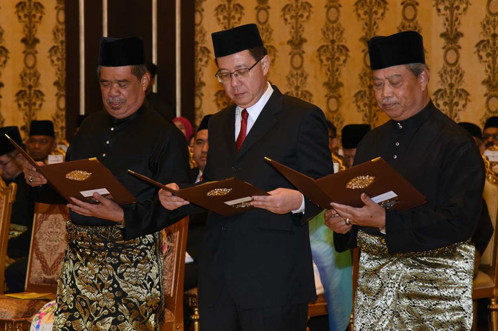 (Dari kiri) Menteri Pertahanan Mohamad Sabu, Menteri Keuangan Lim Guan Eng dan Menteri Dalam Negeri Muhyiddin Yassin menjalani sumpah jabatan.