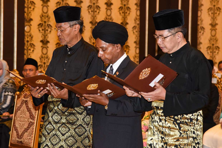 (Dari kiri) Menteri Kesehatan Dzulkefly Ahmad, Menteri Sumber Daya Manusia M.Kulasegaran, dan Menteri Industri Berbasis Pertanian Salahuddin Ayub menjalani sumpah jabatan.