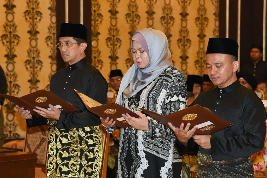 (Dari kiri) Menteri Perekonomian Mohamed Azmin Ali, Menteri Pembangunan Pedesaan Rina Harun, dan Menteri Pendidikan Maszlee Malik menjalani sumpah jabatan.