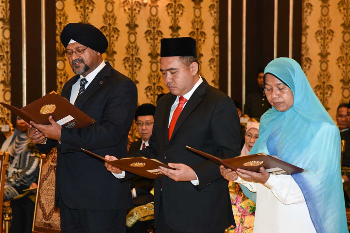 (Dari kiri) Menteri Komunikasi dan Multimedia Gobind Singh Deo, Menteri Transportasi Anthony Loke Siew Fook dan Menteri Perumahan dan Kerajaan Tempatan Zuraida Kamaruddin menjalani sumpah jabatan.