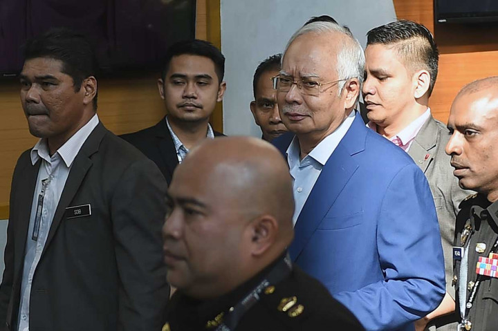 Pada 26 Januari 2016, media melaporkan mantan pengacara negara Tan Sri Mohamed Apandi Ali menyatakan tidak ada kesalahan yang dilakukan Najib berkaitan kasus yang melibatkan dana RM2,6 miliar dan SRC International. Wall Street Journal (WSJ) dalam laporannya pada 2015 menyebutkan SRC International sebagai perusahaan yang menyalurkan uang ke beberapa rekening pribadi Najib Razak.