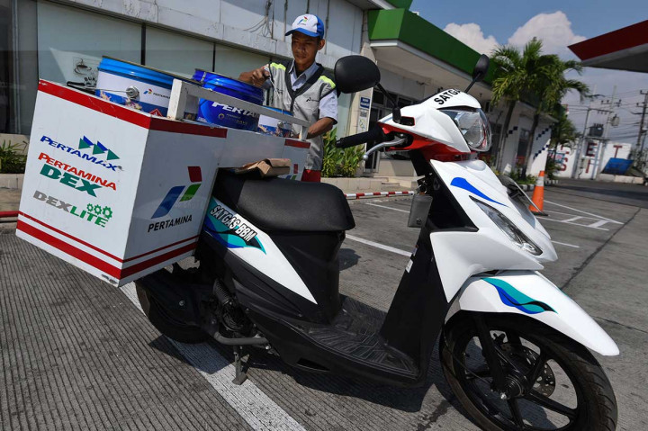 Petugas mengecek sepeda motor pengantar BBM yang disiapkan untuk arus mudik di SPBU Muri Tegal, Jawa Tengah, Senin, 21 Mei 2018.