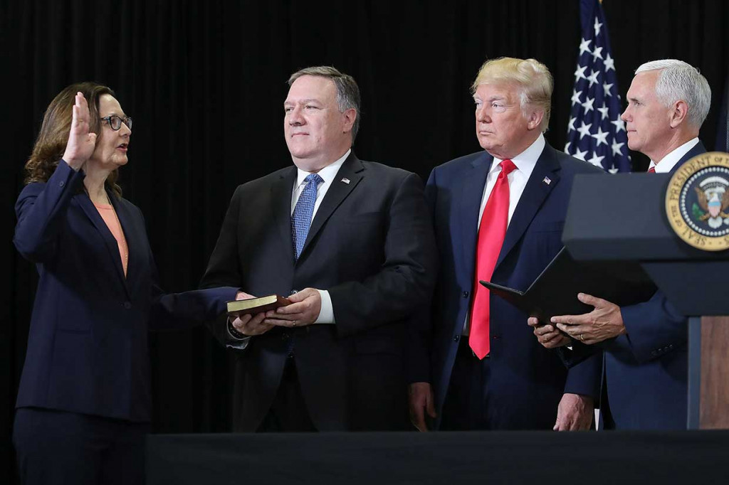 Gina Haspel dilantik sebagai Direktur CIA oleh Wakil Presiden AS Mike Pence disaksikan Presiden AS Donald Trump, dan Menlu AS Mike Pompeo di CIA Headquarters di Langley, Virginia, Senin, 21 Mei 2018 waktu setempat.