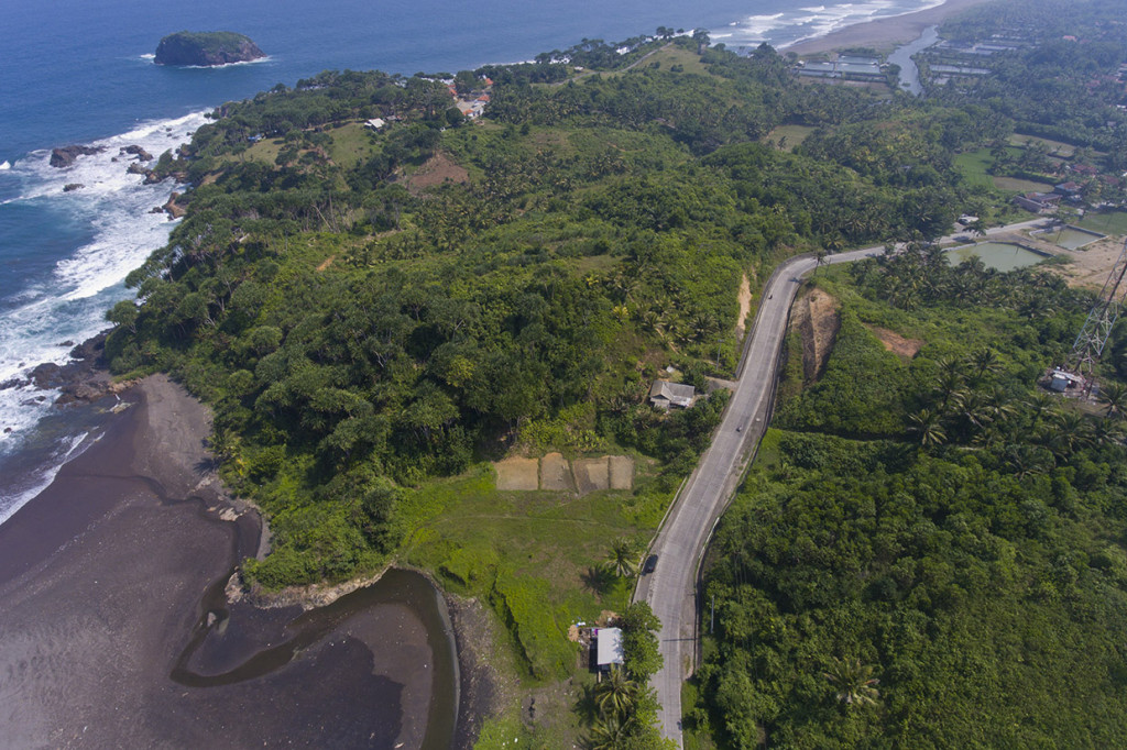 Foto udara jalur pantai selatan Jawa (Pansela) di Cikalong, Tasikmalaya, Jawa Barat.