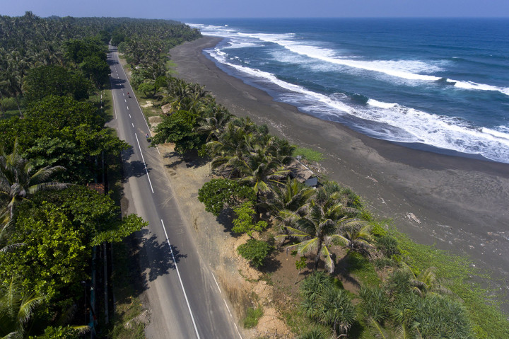 Jika pemudik melintasi jalur tersebut, akan ada banyak obyek wisata pantai yang ditemukan tidak jauh dari jalan. Misalnya Pantai Pangandaran, Pantai Santolo, Pantai Teluk Penyu dan lain lain.