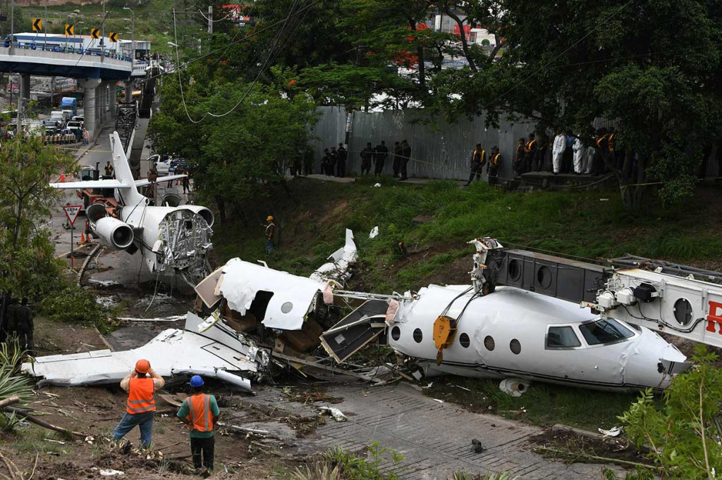Petugas mengevakuasi badan pesawat dengan cara memotong menjadi beberapa bagian.