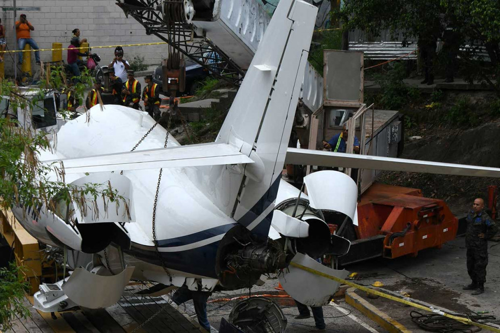 Sedikitnya enam orang mengalami luka-luka akibat kecelakaan tersebut. 