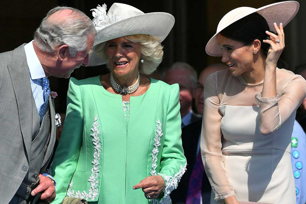 Duchess of Sussex (kanan) berbincang santai dengan mertuanya Pangeran Charles dan Camilla.
