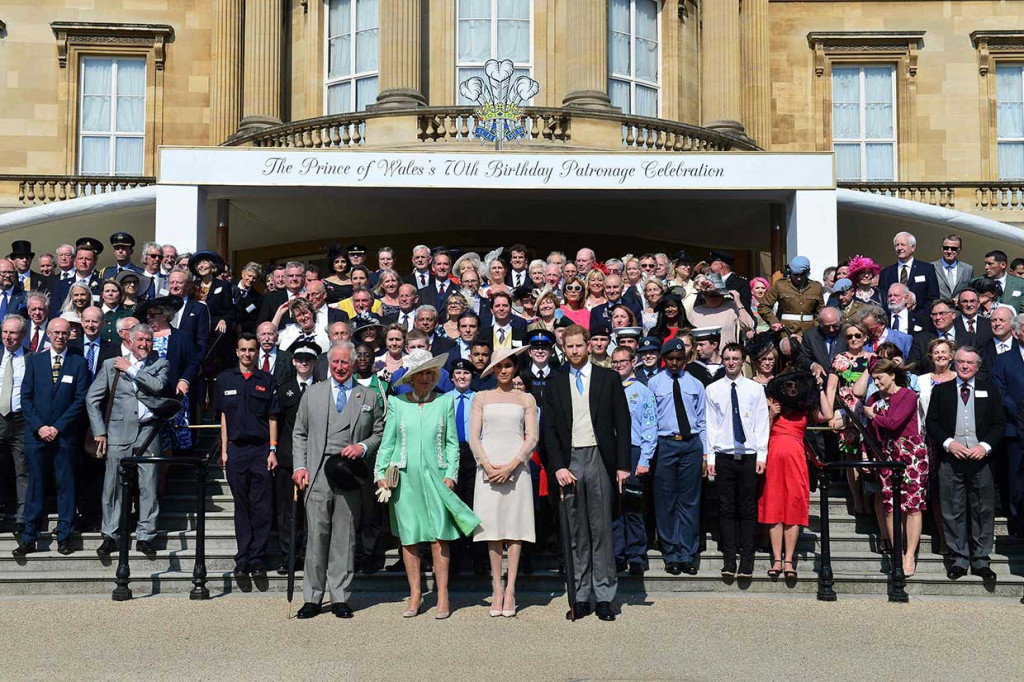 Pangeran Charles dan istri Camilla bersama Duke dan Duchess of Sussex berfoto bersama.