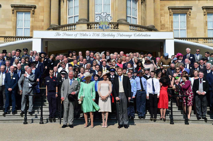 Pangeran Charles dan istri Camilla bersama Duke dan Duchess of Sussex berfoto bersama.