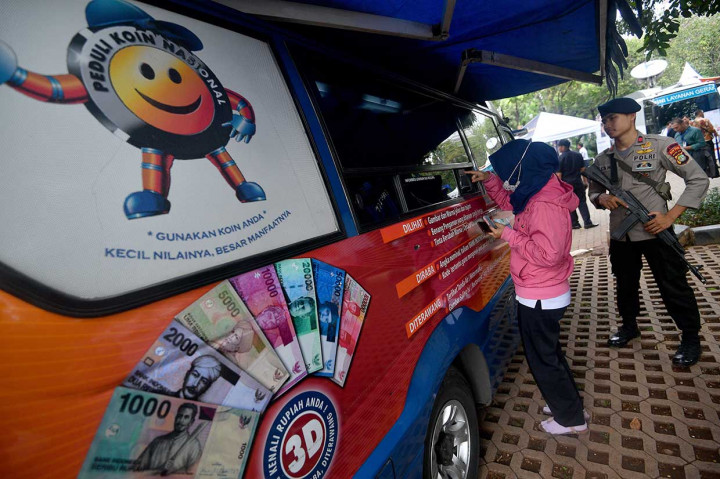 Warga menukarkan uangnya di mobil kas keliling Bank Indonesia di Lapangan IRTI Monas, Jakarta, Rabu, 23 Mei 2018.